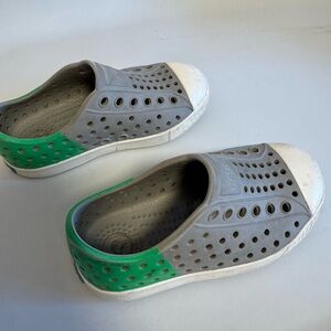 Native Jefferson Gray Green Kids size 7 Slip-On Shoes
